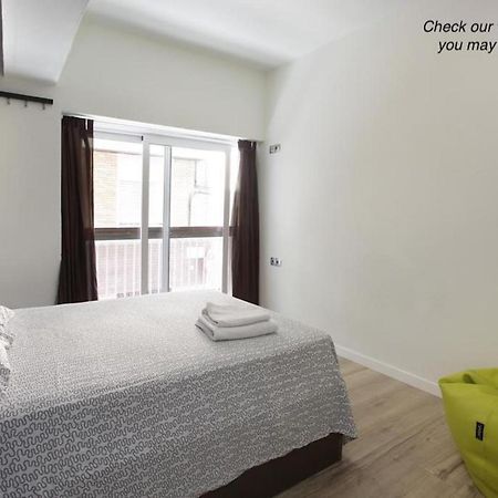 Gracia City Hostel Barcelona Exterior foto A bedroom at the hotel