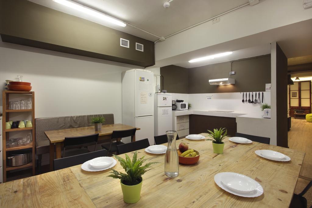 Gracia City Hostel Barcelona Exterior foto The kitchen in a typical apartment