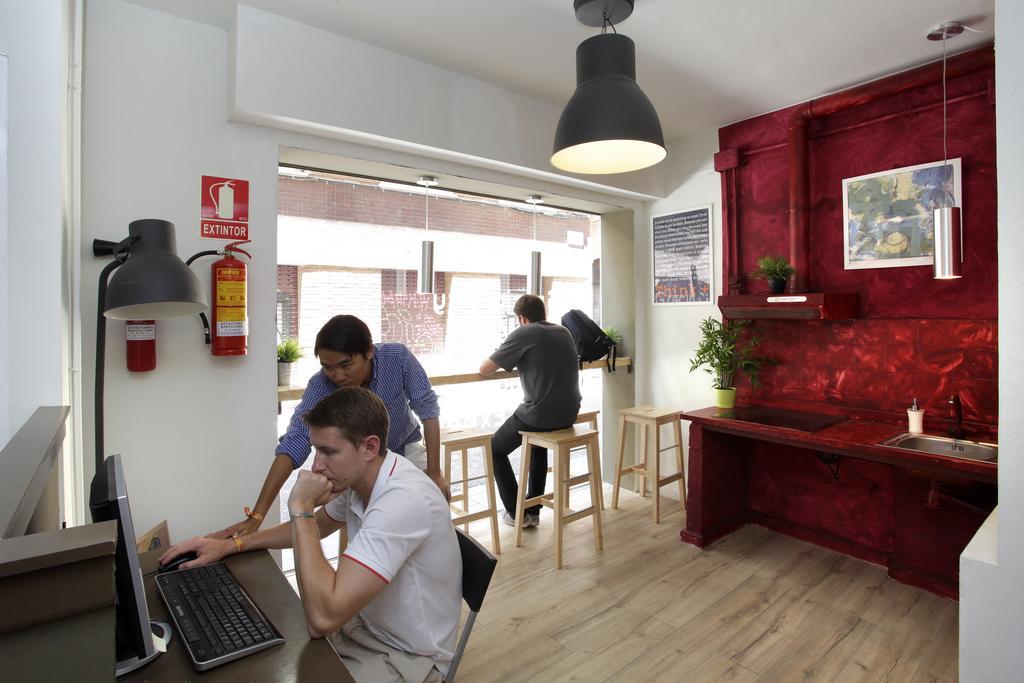 Gracia City Hostel Barcelona Exterior foto The interior of the library