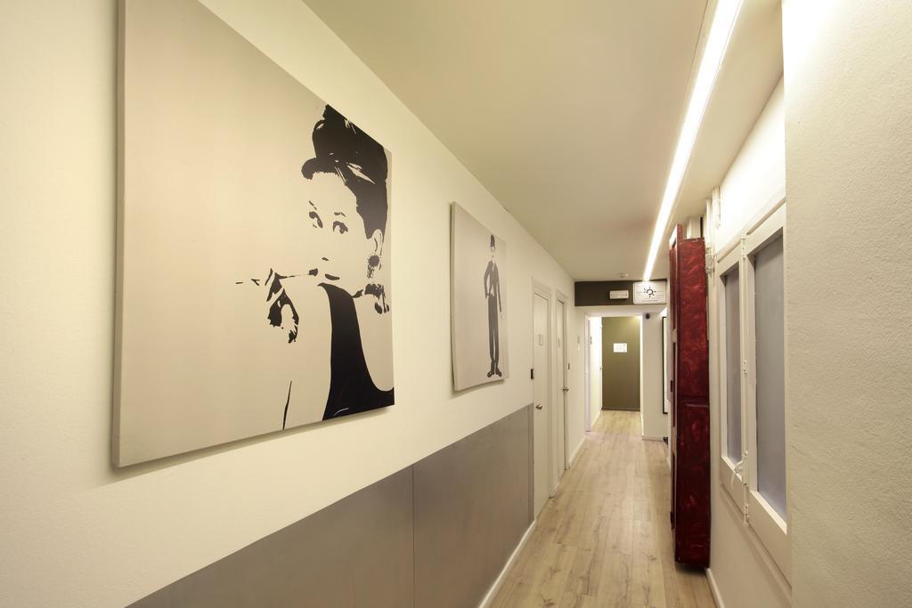 Gracia City Hostel Barcelona Exterior foto Interior of the building