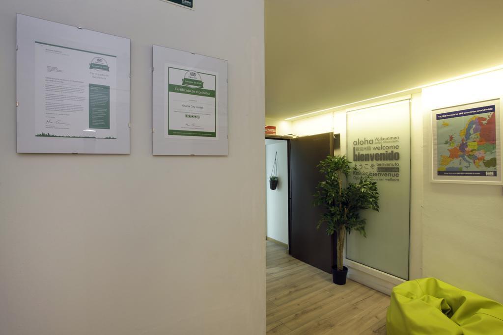 Gracia City Hostel Barcelona Exterior foto The reception area of the clinic
