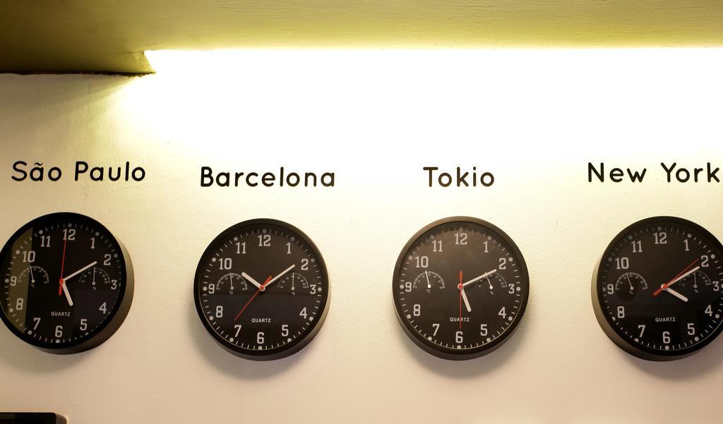 Gracia City Hostel Barcelona Exterior foto Clocks showing the time in São Paulo, Barcelona, Tokyo and New York