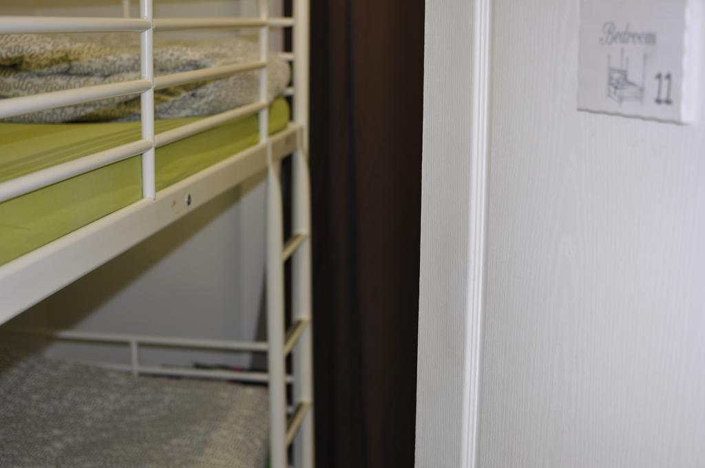 Gracia City Hostel Barcelona Exterior foto A typical cell at the prison