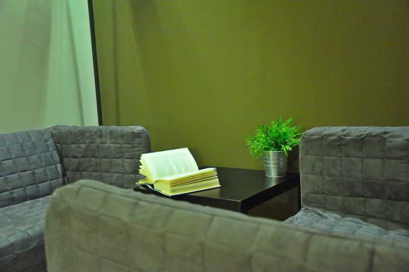 Gracia City Hostel Barcelona Exterior foto A room at the library
