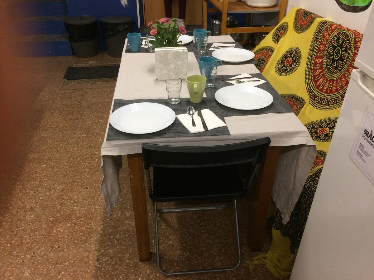 Gracia City Hostel Barcelona Exterior foto A table set for a meal