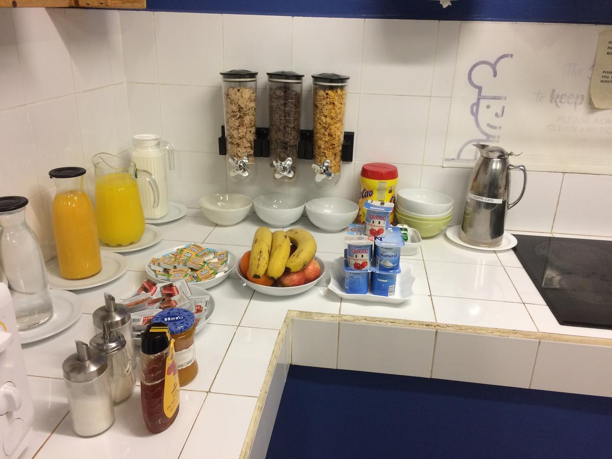 Gracia City Hostel Barcelona Exterior foto A typical breakfast buffet