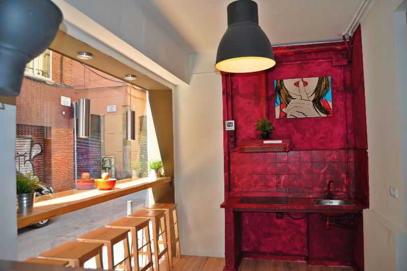 Gracia City Hostel Barcelona Exterior foto A kitchen in a micro apartment