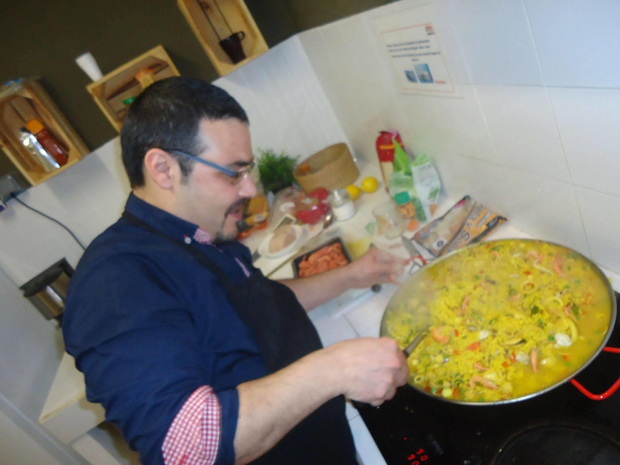Gracia City Hostel Barcelona Exterior foto A paella being cooked