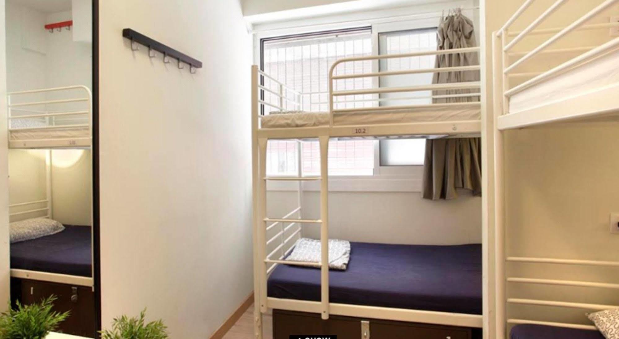 Gracia City Hostel Barcelona Exterior foto A capsule hotel room in Japan