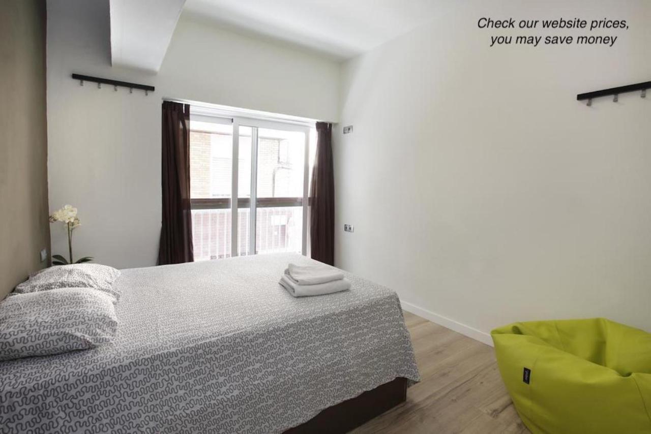Gracia City Hostel Barcelona Exterior foto A bedroom at the hotel